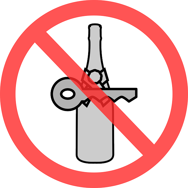 přeškrtnutý symbol alkoholové láhve a klíčů od auta