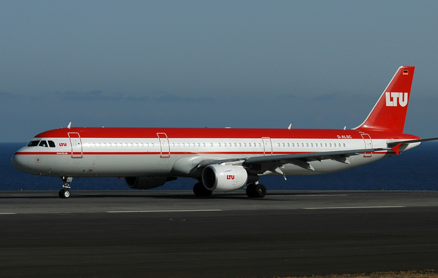 červenobílé letadlo LTU
